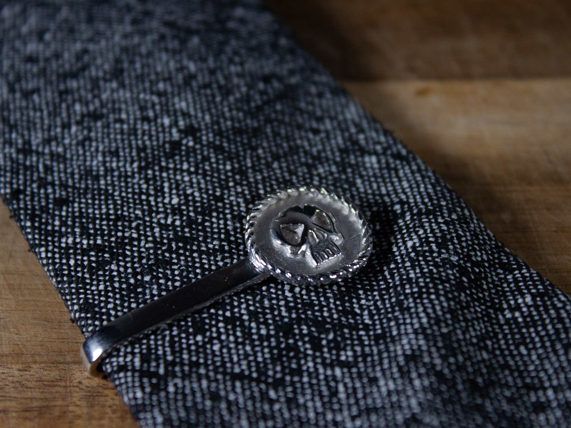 Skull tie bar